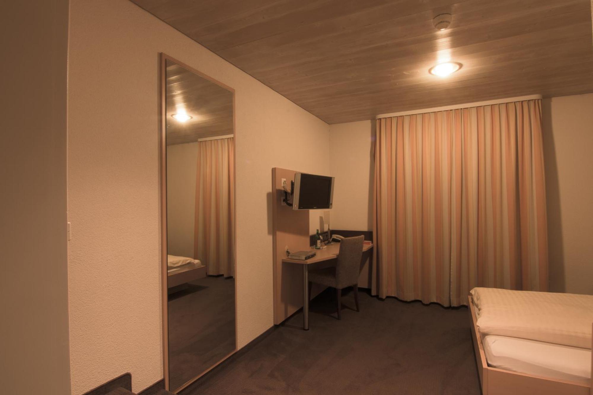Hotel Zum Goldenen Kreuz Фрауэнфельд Номер фото